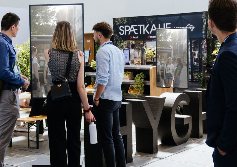Nachhaltig, grün, zukunftsweisend: Unser Stand im Späti-Look zeigt unsere Präsenz im urbanen Raum.