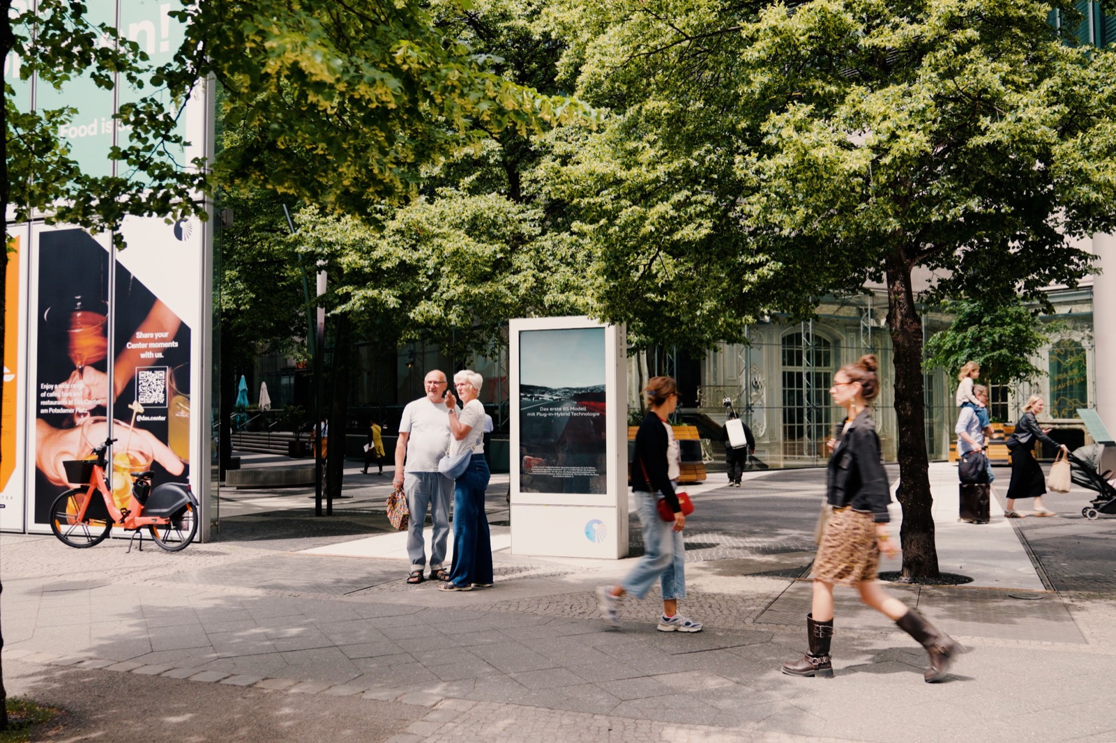 Audi Motiv auf einer DCLP-Stele im Center