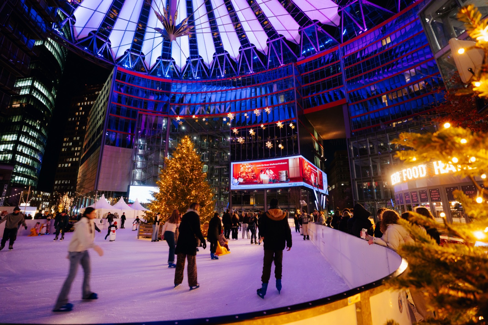 Eislaufende vor dem 3D LED Display im Center