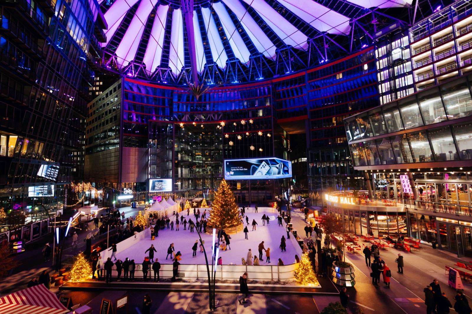 Eisfl&auml;che und Weihnachtsbaum im Forum