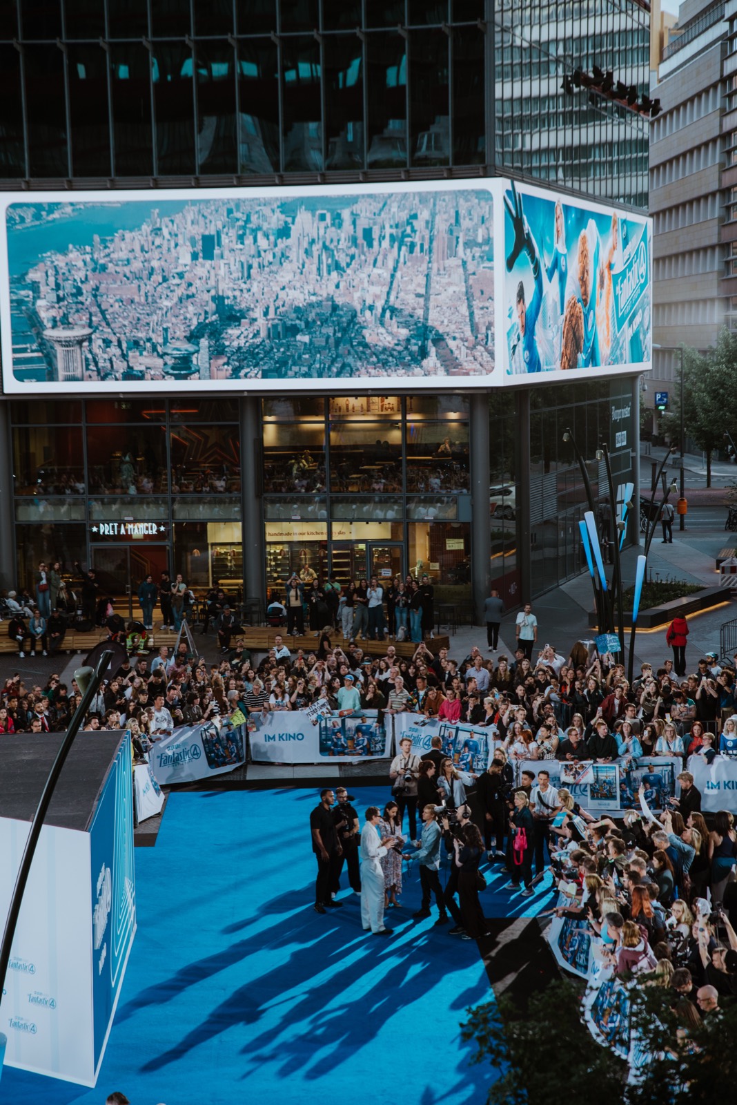 Cast auf der Fotowand der Weltpremiere