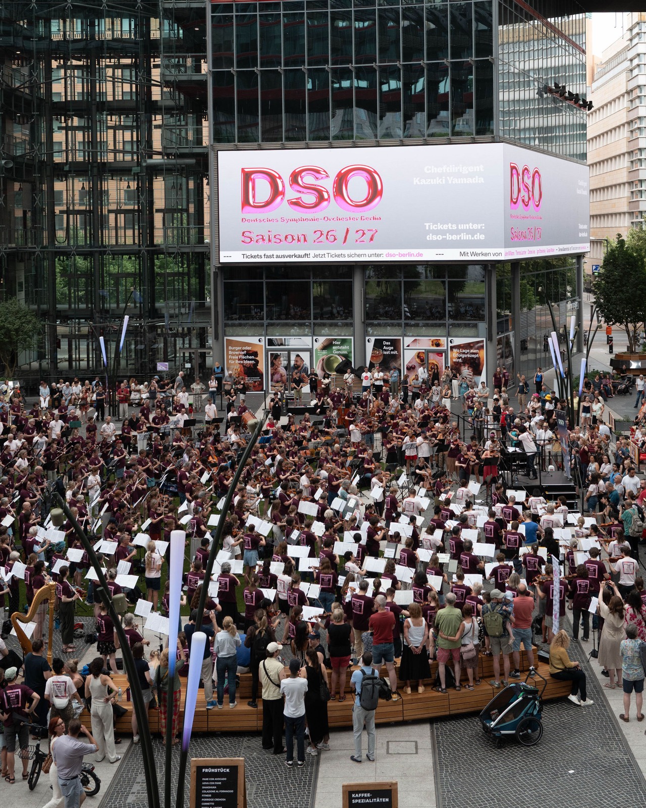 Publikum und Orchester vor der Kerb Food Hall