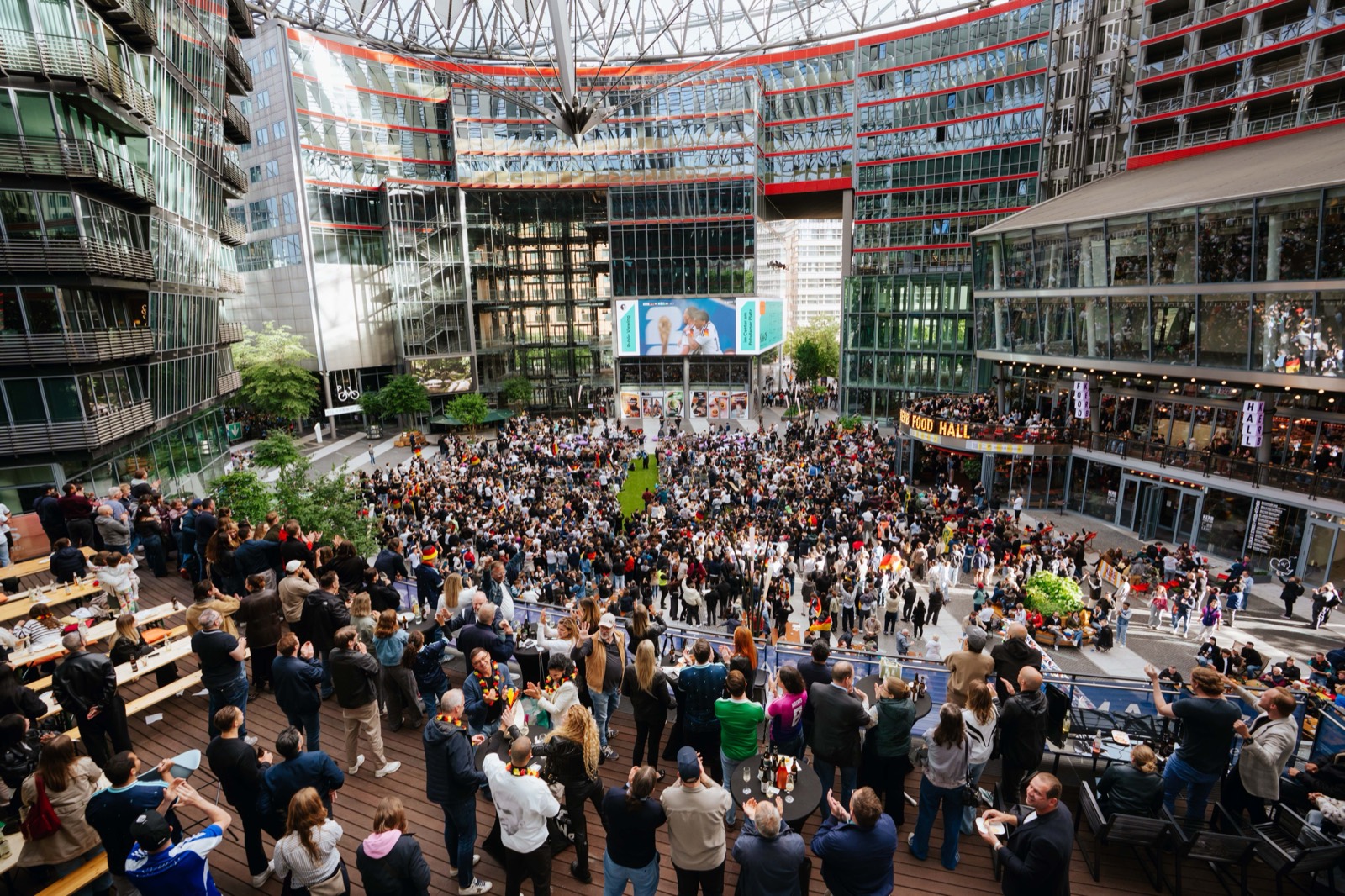 Publikum beim Public Viewing im Forum