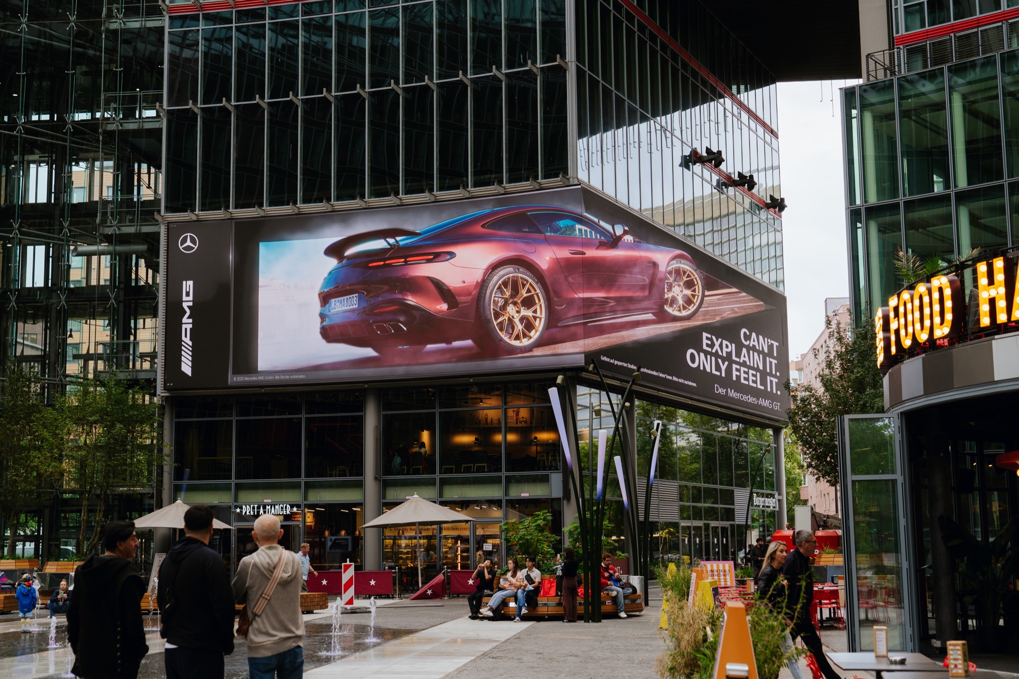 Mercedes-AMG Kampagne auf dem 243 m&sup2; 3D LED Display am Potsdamer Platz
