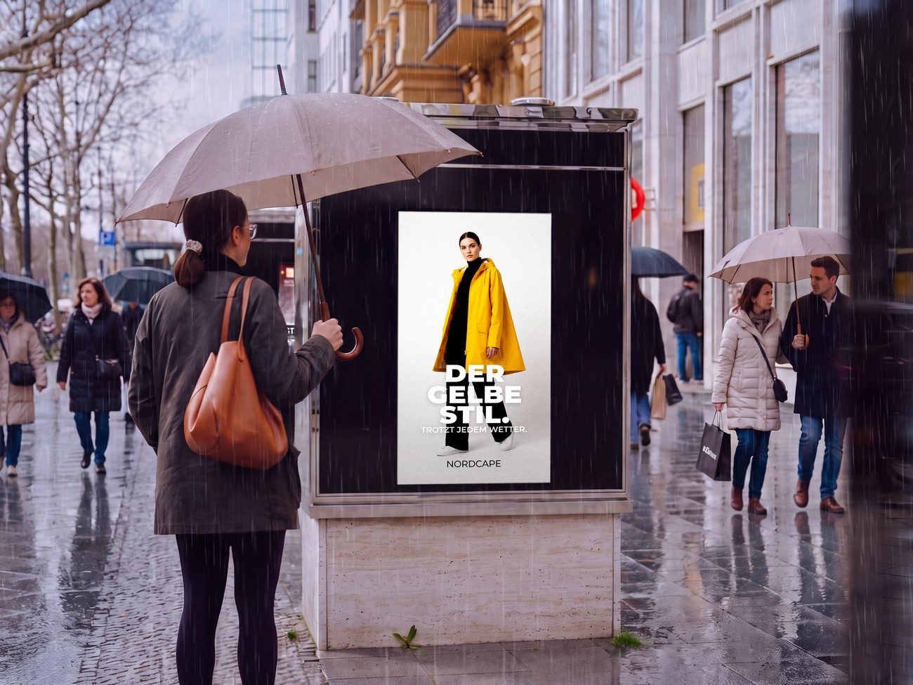 Digitales Werbedisplay im Regen mit der NORDCAPE-Kampagne &bdquo;Der gelbe Stil&ldquo;