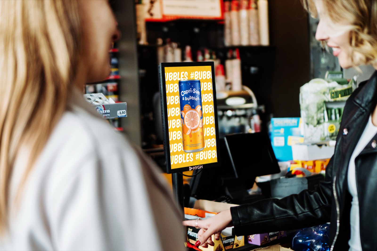 Capri-Sun Kampagne auf einem HYGH POS Display im Kassenbereich